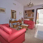 Irini's Fteoura فندق Kamári