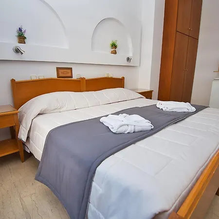 Irini's Fteoura Hotel Kamari (Santorini)